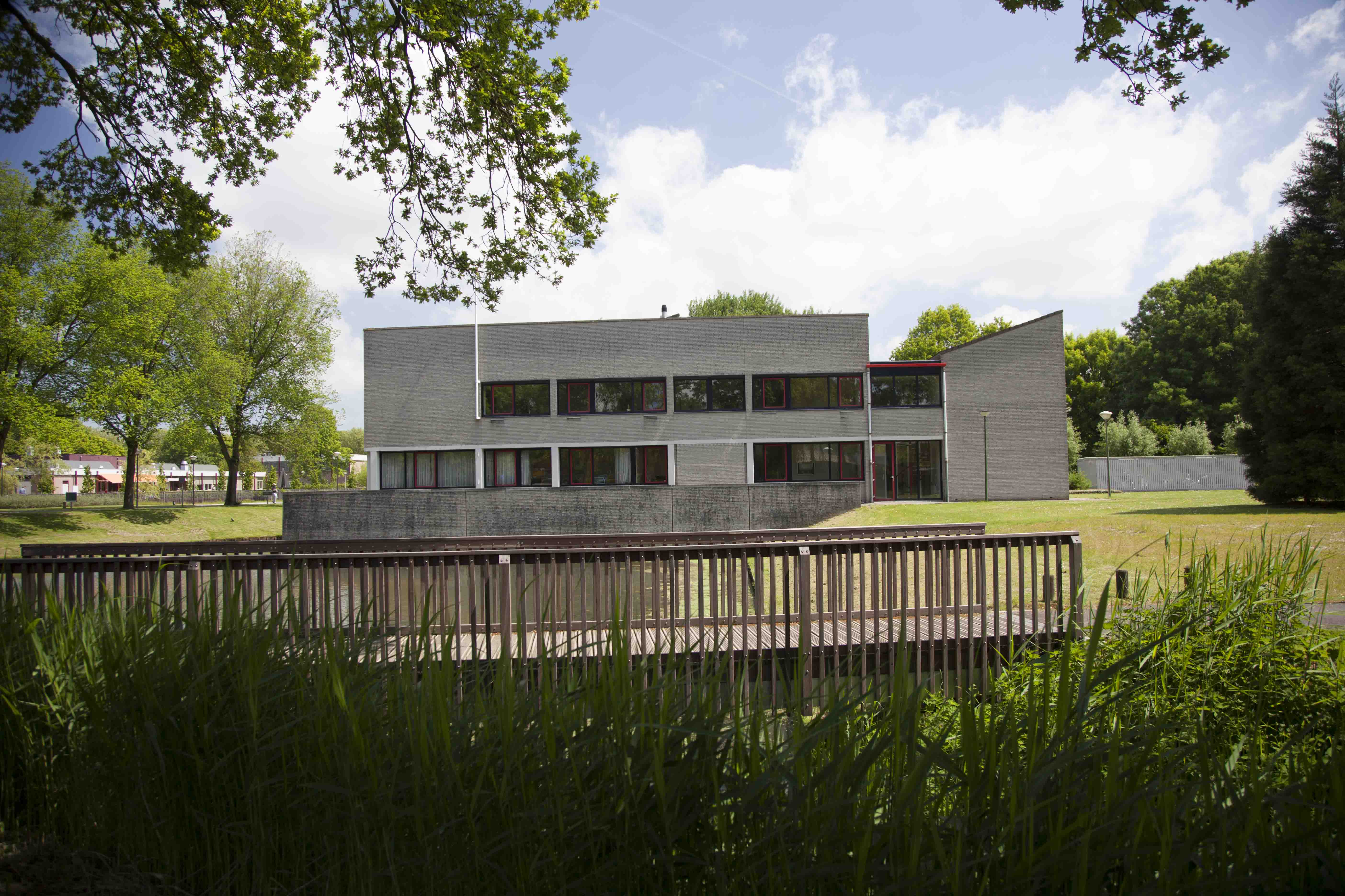 2013 Brug, Dienstencentrum