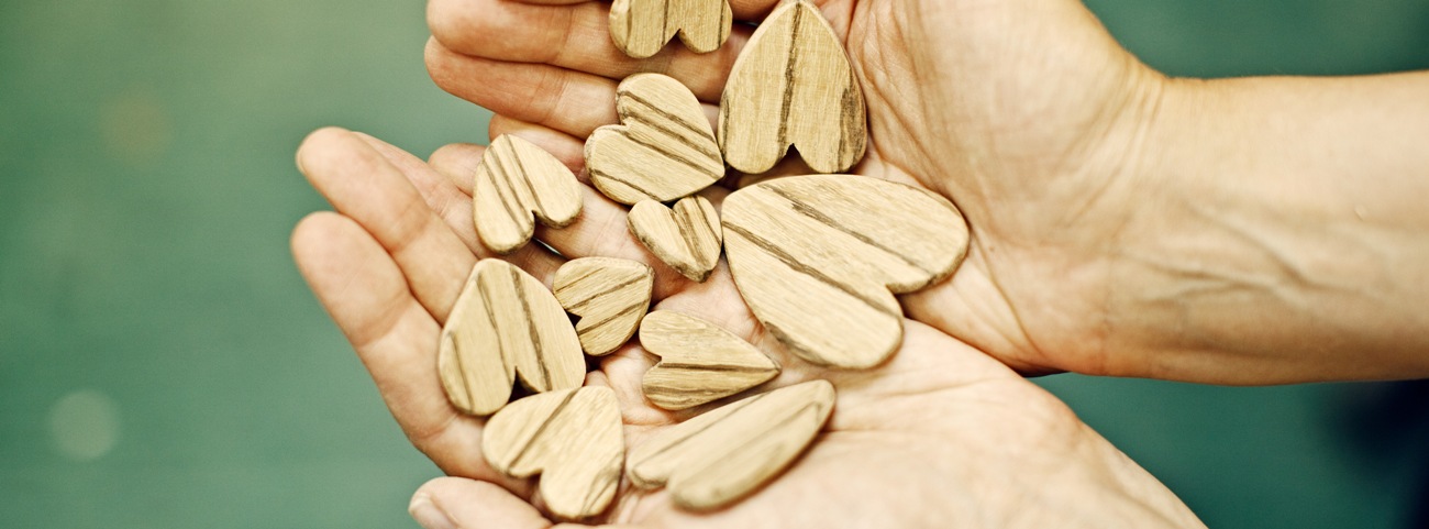 Handen Met Houten Hartjes