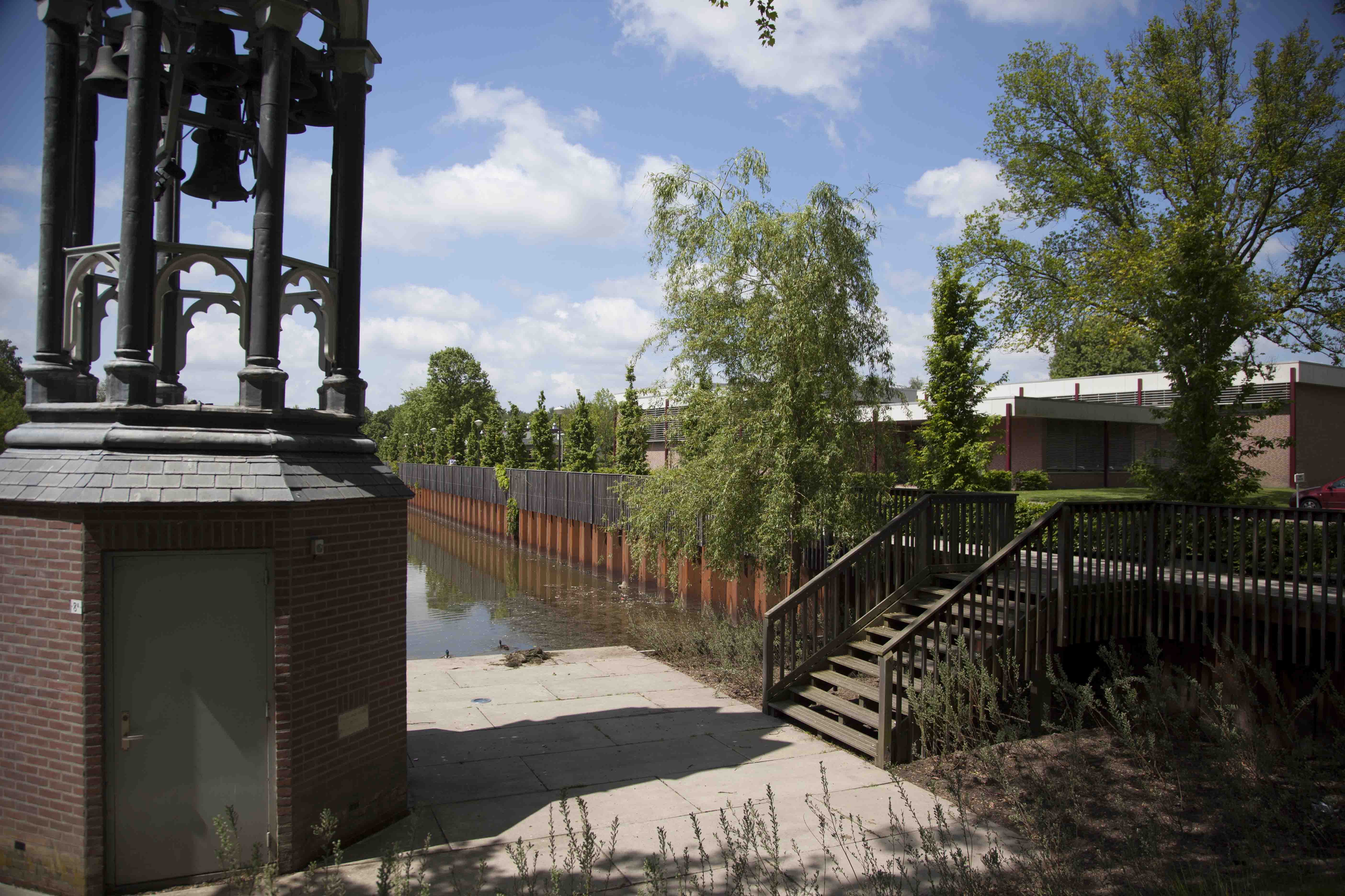 2013 Carillion, Vijver, PMT Gebouw